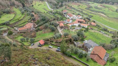 Ruínas com terreno em São Lourenço da Montaria, junto às cascatas do Rio Âncora