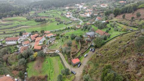 Ruínas com terreno em São Lourenço da Montaria, junto às cascatas do Rio Âncora