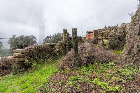 Ruínas com terreno em São Lourenço da Montaria, junto às cascatas do Rio Âncora