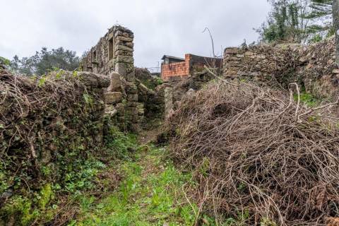 Ruínas com terreno em São Lourenço da Montaria, junto às cascatas do Rio Âncora