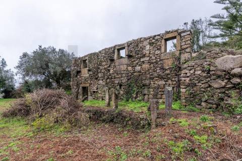 Ruínas com terreno em São Lourenço da Montaria, junto às cascatas do Rio Âncora
