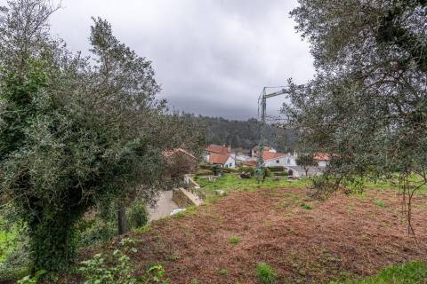 Ruínas com terreno em São Lourenço da Montaria, junto às cascatas do Rio Âncora