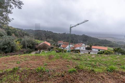 Ruínas com terreno em São Lourenço da Montaria, junto às cascatas do Rio Âncora