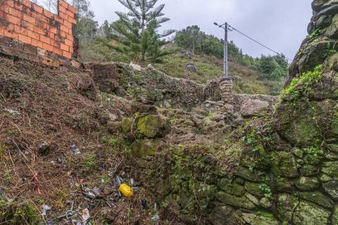 Ruínas com terreno em São Lourenço da Montaria, junto às cascatas do Rio Âncora