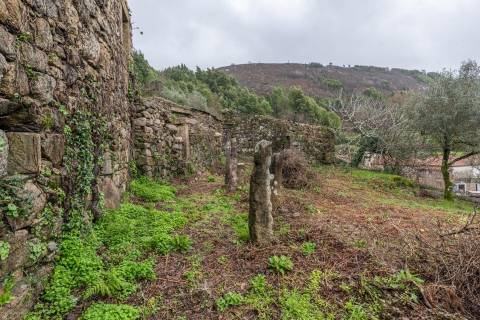 Ruínas com terreno em São Lourenço da Montaria, junto às cascatas do Rio Âncora