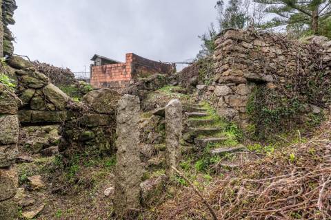 Ruínas com terreno em São Lourenço da Montaria, junto às cascatas do Rio Âncora