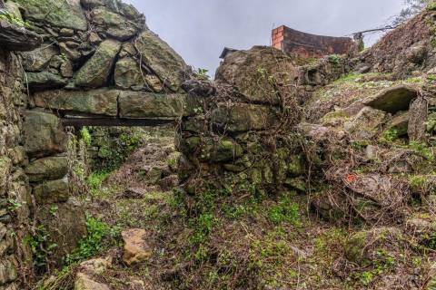 Ruínas com terreno em São Lourenço da Montaria, junto às cascatas do Rio Âncora