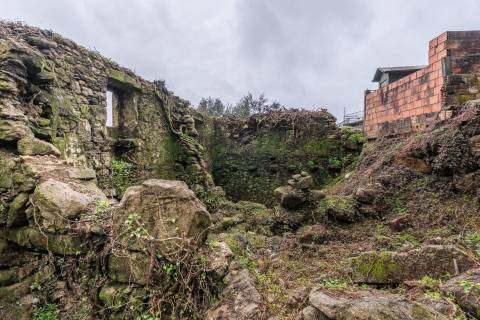 Ruínas com terreno em São Lourenço da Montaria, junto às cascatas do Rio Âncora