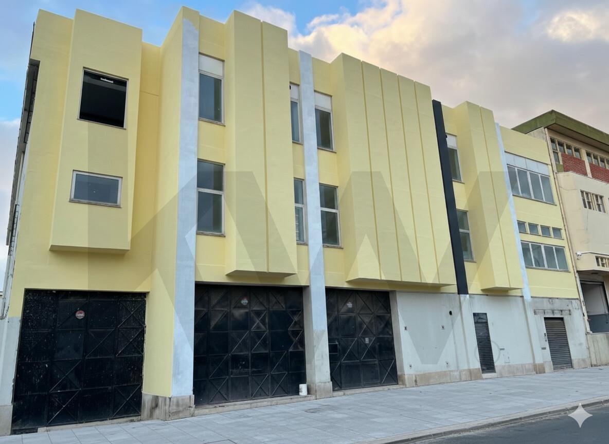 Armazém/ Garagem Totalmente Remodelado, como novo junto ao Aeroporto Lisboa