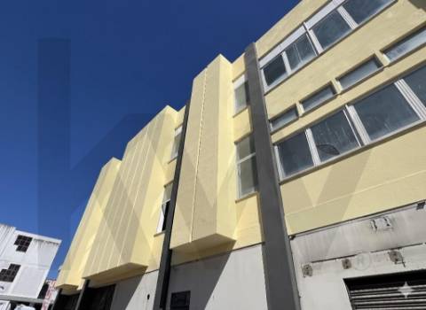 Armazém/ Garagem Totalmente Remodelado, como novo junto ao Aeroporto Lisboa