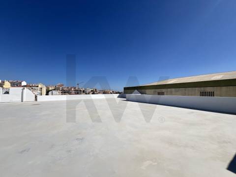 Armazém/ Garagem Totalmente Remodelado, como novo junto ao Aeroporto Lisboa