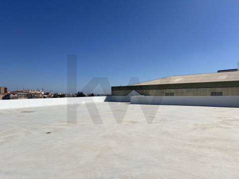 Armazém/ Garagem Totalmente Remodelado, como novo junto ao Aeroporto Lisboa