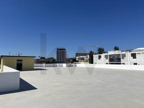 Armazém/ Garagem Totalmente Remodelado, como novo junto ao Aeroporto Lisboa