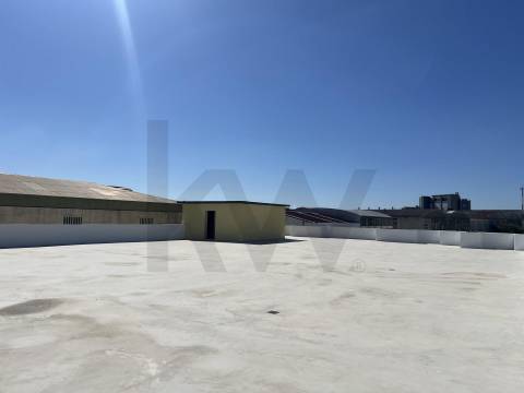 Armazém/ Garagem Totalmente Remodelado, como novo junto ao Aeroporto Lisboa