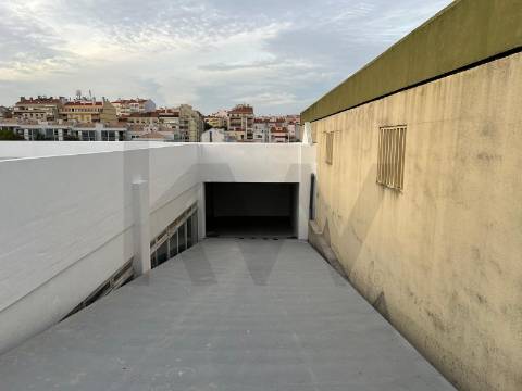 Armazém/ Garagem Totalmente Remodelado, como novo junto ao Aeroporto Lisboa
