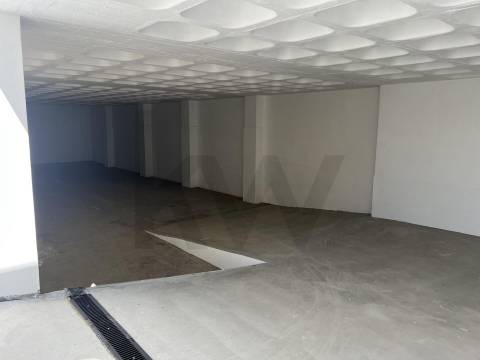 Armazém/ Garagem Totalmente Remodelado, como novo junto ao Aeroporto Lisboa