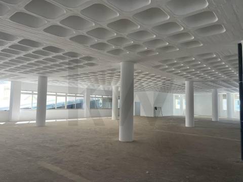 Armazém/ Garagem Totalmente Remodelado, como novo junto ao Aeroporto Lisboa