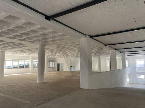 Armazém/ Garagem Totalmente Remodelado, como novo junto ao Aeroporto Lisboa