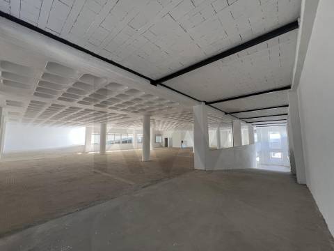 Armazém/ Garagem Totalmente Remodelado, como novo junto ao Aeroporto Lisboa