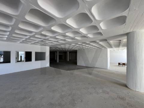 Armazém/ Garagem Totalmente Remodelado, como novo junto ao Aeroporto Lisboa