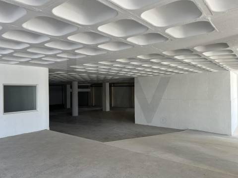 Armazém/ Garagem Totalmente Remodelado, como novo junto ao Aeroporto Lisboa