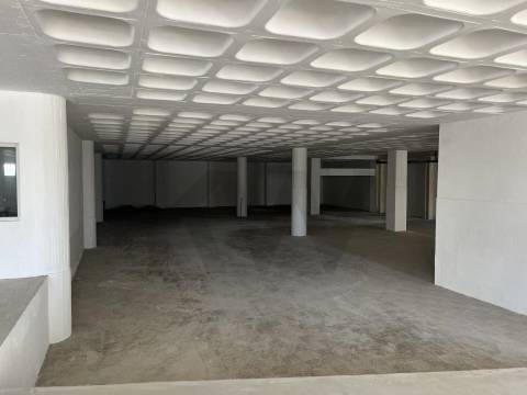 Armazém/ Garagem Totalmente Remodelado, como novo junto ao Aeroporto Lisboa