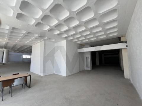 Armazém/ Garagem Totalmente Remodelado, como novo junto ao Aeroporto Lisboa