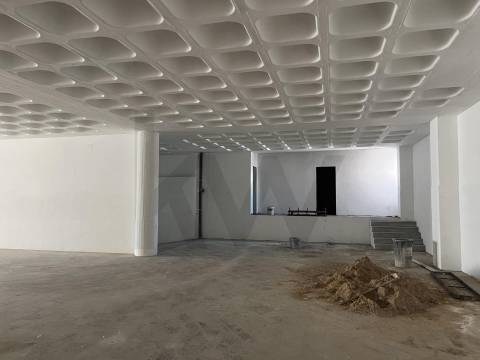 Armazém/ Garagem Totalmente Remodelado, como novo junto ao Aeroporto Lisboa