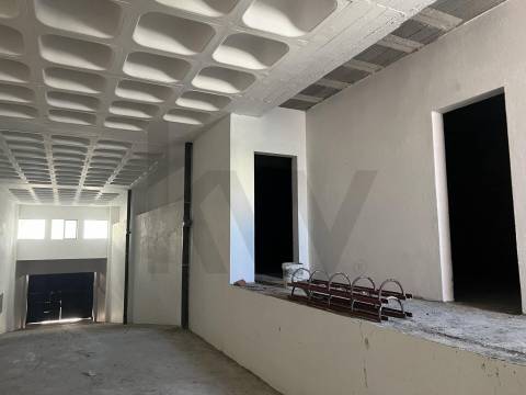 Armazém/ Garagem Totalmente Remodelado, como novo junto ao Aeroporto Lisboa