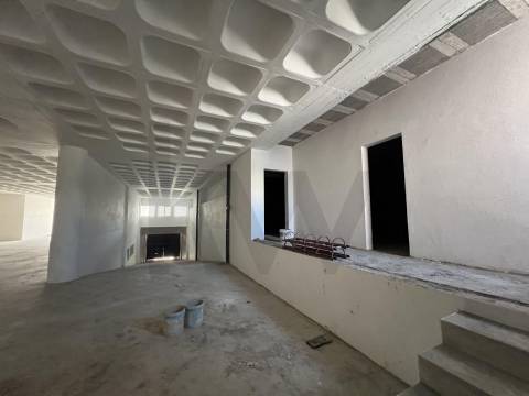 Armazém/ Garagem Totalmente Remodelado, como novo junto ao Aeroporto Lisboa