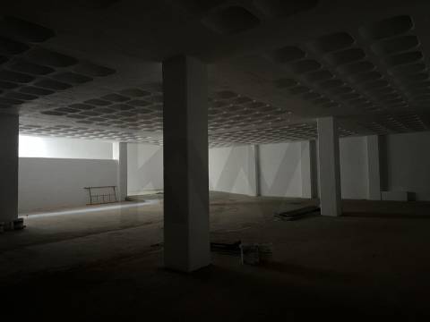 Armazém/ Garagem Totalmente Remodelado, como novo junto ao Aeroporto Lisboa