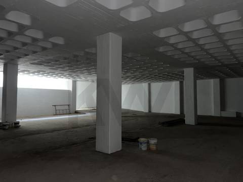 Armazém/ Garagem Totalmente Remodelado, como novo junto ao Aeroporto Lisboa