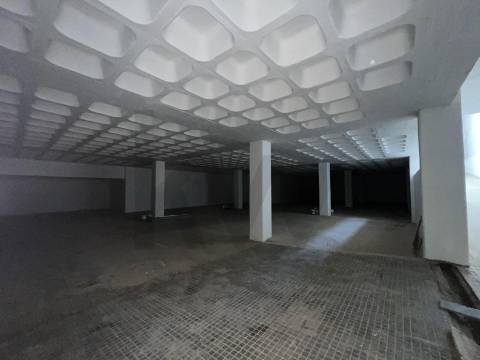 Armazém/ Garagem Totalmente Remodelado, como novo junto ao Aeroporto Lisboa