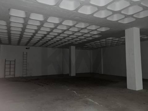 Armazém/ Garagem Totalmente Remodelado, como novo junto ao Aeroporto Lisboa