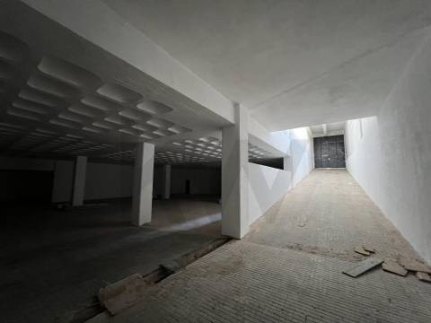 Armazém/ Garagem Totalmente Remodelado, como novo junto ao Aeroporto Lisboa