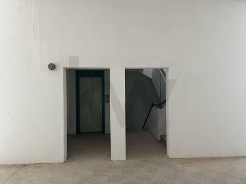 Armazém/ Garagem Totalmente Remodelado, como novo junto ao Aeroporto Lisboa