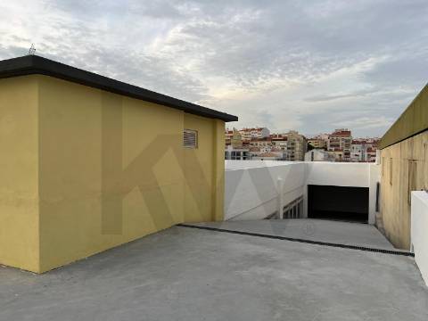 Armazém/ Garagem Totalmente Remodelado, como novo junto ao Aeroporto Lisboa