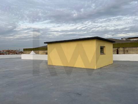 Armazém/ Garagem Totalmente Remodelado, como novo junto ao Aeroporto Lisboa