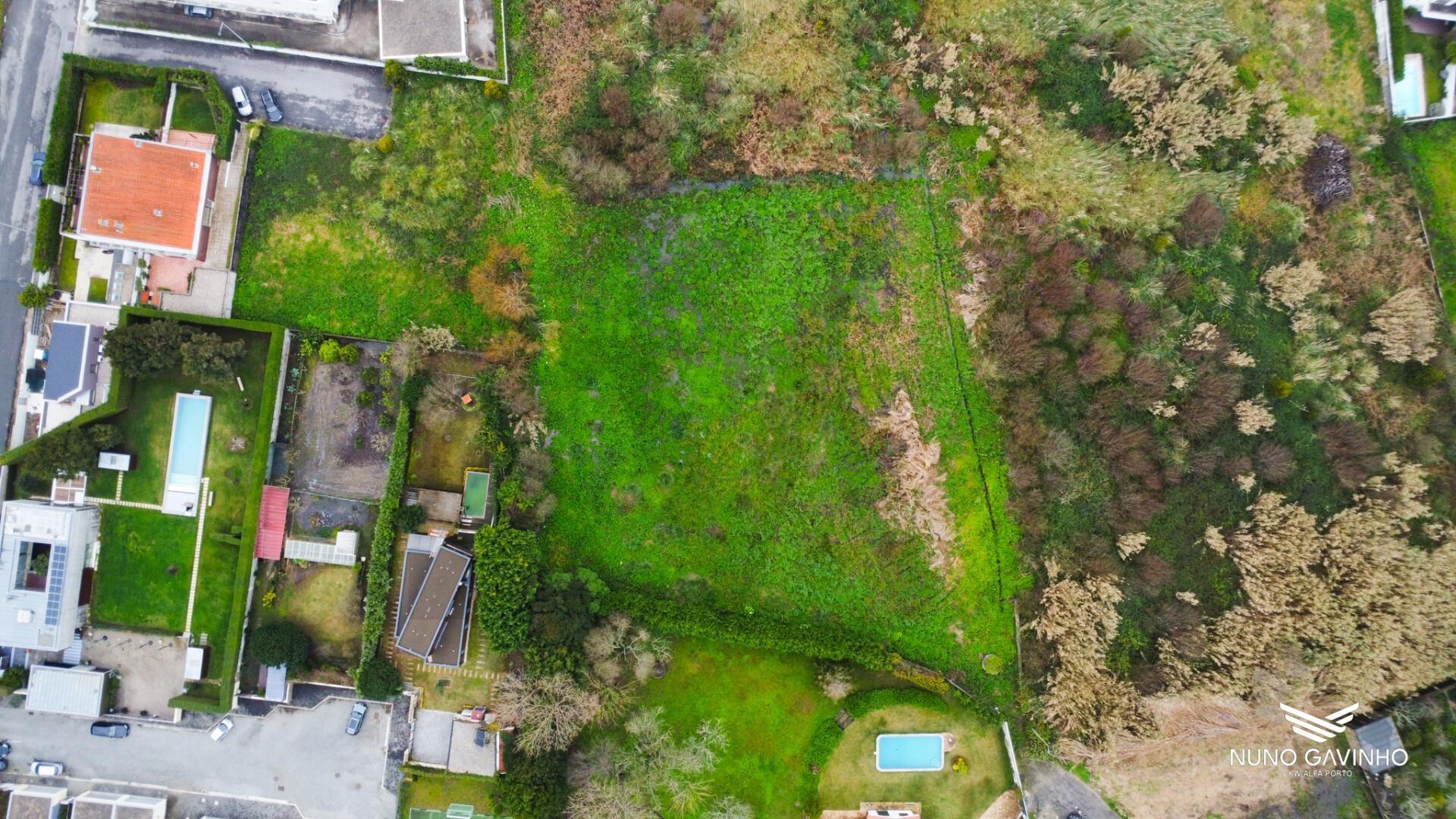 Terreno com 4.200 m² em Miramar – A 2 minutos da praia | Zona privilegiada