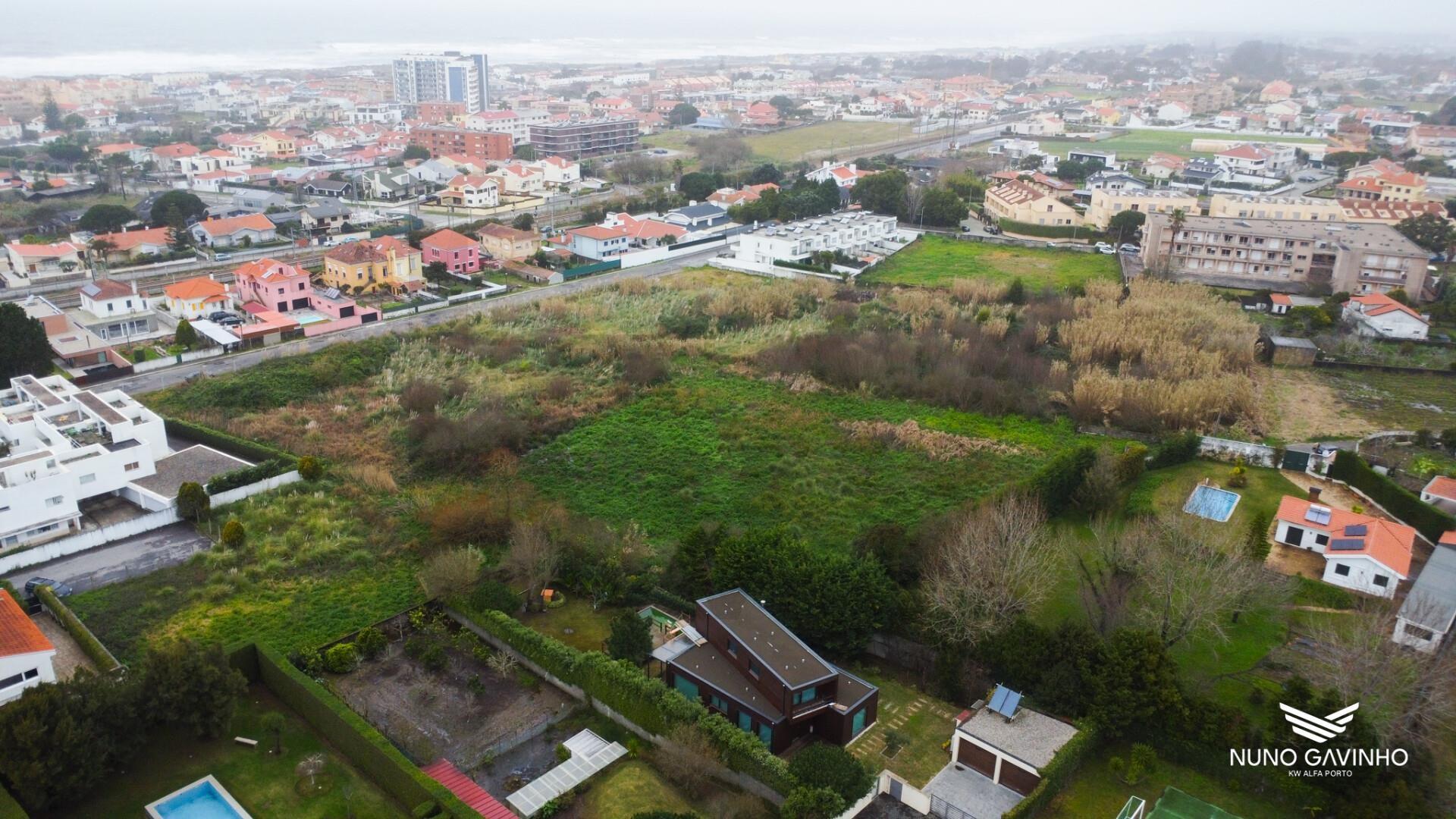 Terreno com 4.200 m² em Miramar – A 2 minutos da praia | Zona privilegiada