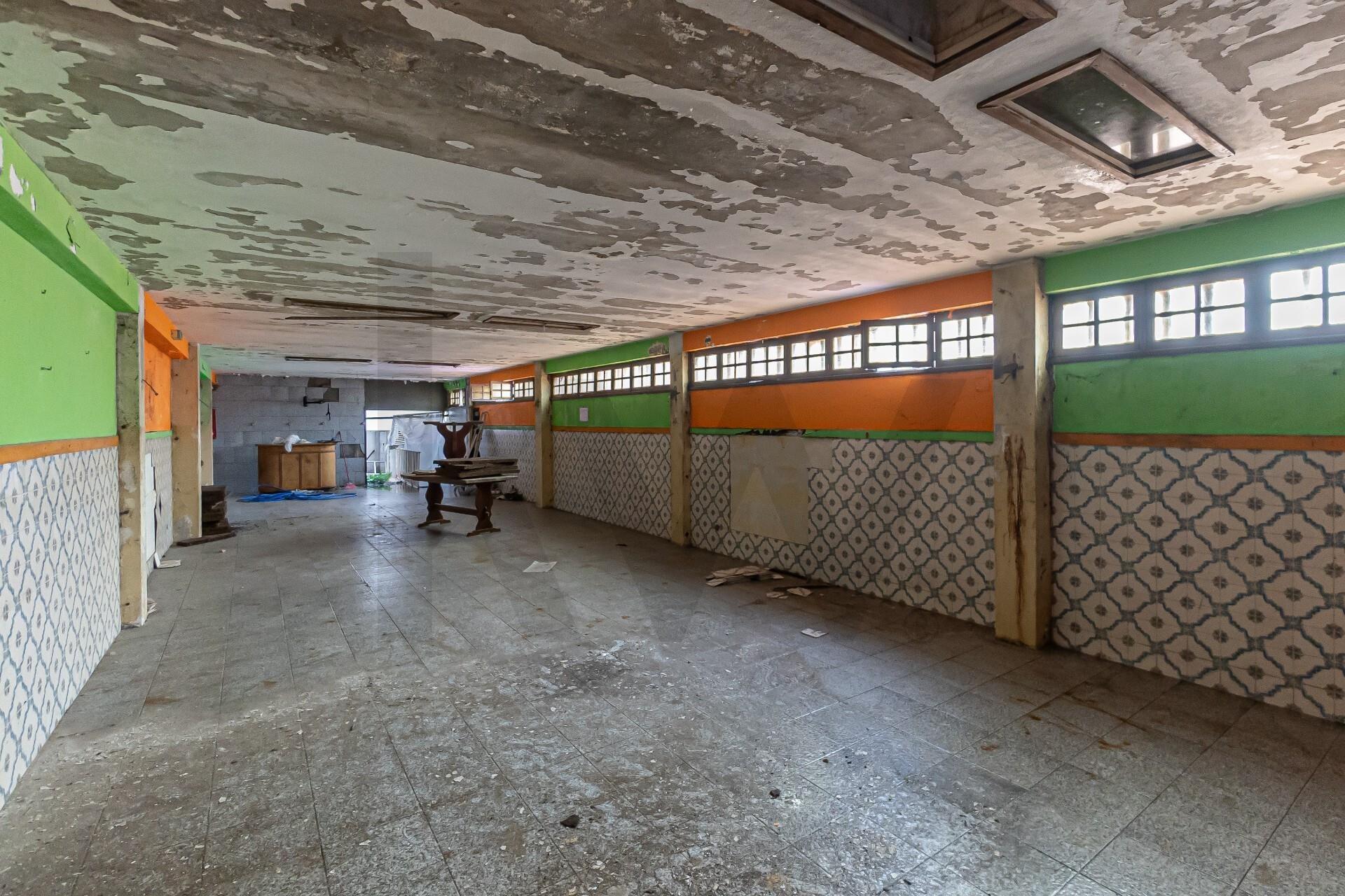 Loja ampla em dois pisos para recuperar  no centro do Porto -  Rua Gonçalo Cristóvão