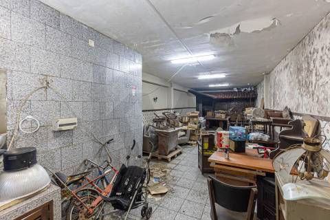 Loja ampla em dois pisos para recuperar  no centro do Porto -  Rua Gonçalo Cristóvão