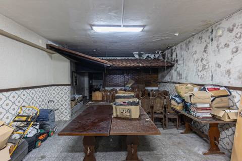 Loja ampla em dois pisos para recuperar  no centro do Porto -  Rua Gonçalo Cristóvão