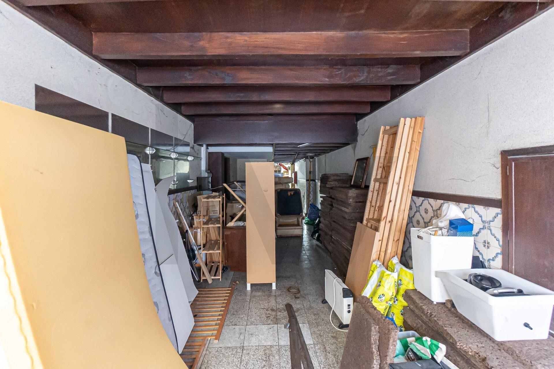 Loja ampla em dois pisos para recuperar  no centro do Porto -  Rua Gonçalo Cristóvão