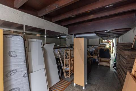 Loja ampla em dois pisos para recuperar  no centro do Porto -  Rua Gonçalo Cristóvão