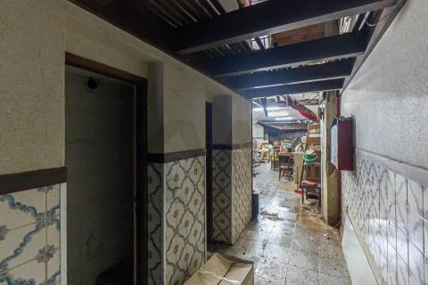 Loja ampla em dois pisos para recuperar  no centro do Porto -  Rua Gonçalo Cristóvão