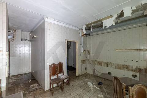 Loja ampla em dois pisos para recuperar  no centro do Porto -  Rua Gonçalo Cristóvão