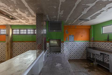 Loja ampla em dois pisos para recuperar  no centro do Porto -  Rua Gonçalo Cristóvão