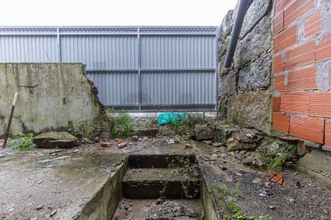 Loja ampla em dois pisos para recuperar  no centro do Porto -  Rua Gonçalo Cristóvão