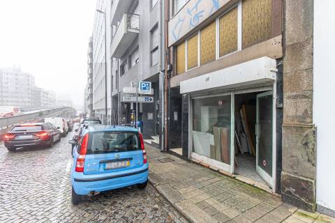 Loja ampla em dois pisos para recuperar  no centro do Porto -  Rua Gonçalo Cristóvão